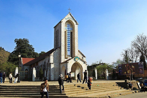 Nhà thờ cổ gần khách sạn Roxana Sapa tuyệt đẹp